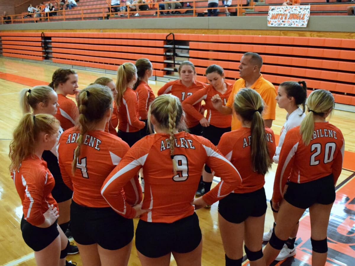 Coach Jantz addresses the team.